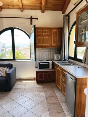 Fridge, microwave, oven, coffee/tea maker