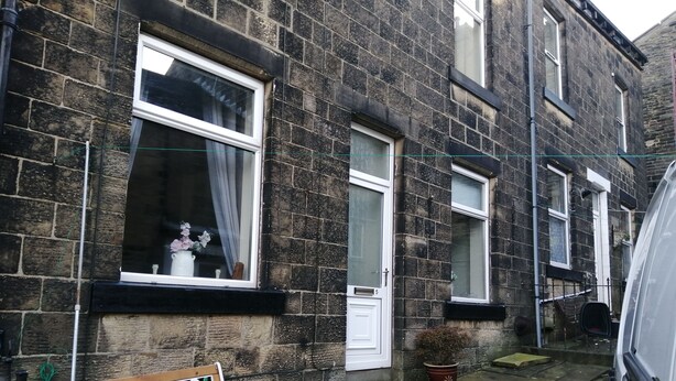 A narrow street with a bench, a potted plant, and a white van. - Stunning cosy cottage! Close to Haworth and amenities (keighley)