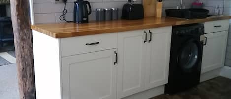 Jääkaappi, mikroaaltouuni, uuni, liesi