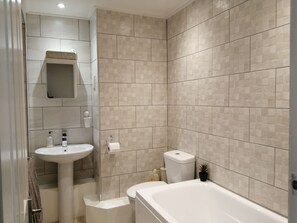 Baignoire, séchoir à cheveux, serviettes fournies