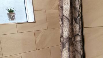 Baignoire, sèche-cheveux, serviettes fournies