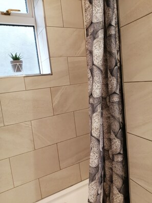 Bañera, secador de pelo, toallas