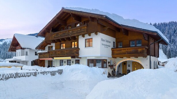 Un grand bâtiment en bois doté de balcons et d’une enseigne indiquant « Haus Andreas ».