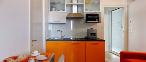 Réfrigérateur, micro-ondes, lave-vaisselle, cafetière/bouilloire