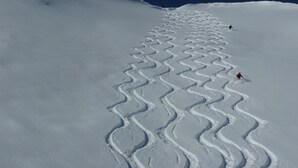 A snow-covered slope with a zigzag pattern of ski tracks. - Cozy Studio #5 - 5 mins to ski lift (Flachau)