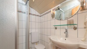 A bathroom with a toilet, a sink, and a mirror. - Cozy Studio #5 - 5 mins to ski lift (Flachau)