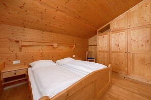 1 Schlafzimmer, Reisekinderbett, kostenloses WLAN, Bettwäsche