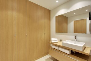 Chuveiro, secador de cabelo, toalhas de banho, sabonete