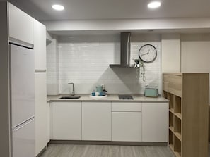 Frigorifero, microonde, tostapane, pentole/stoviglie/utensili