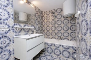 Combined shower/bathtub, free toiletries, hair dryer, towels - Banchi Nuovi - Cozy little apartment for 4 close to piazza Navona (Roma)