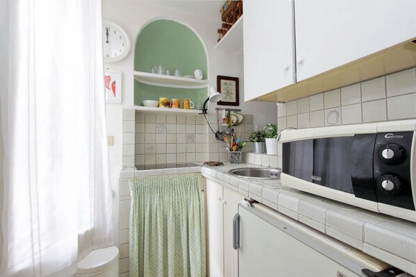 Kühlschrank, Mikrowelle, Herdplatte, Wasserkocher mit Kaffee-/Teezubehör