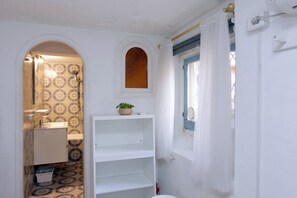 Combined shower/bathtub, free toiletries, hair dryer, towels - Banchi Nuovi - Cozy little apartment for 4 close to piazza Navona (Roma)