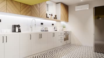 Lemari es, microwave, oven, dan peralatan masak/sendok-piring