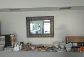 Tägliches Frühstücksbuffet gegen Gebühr