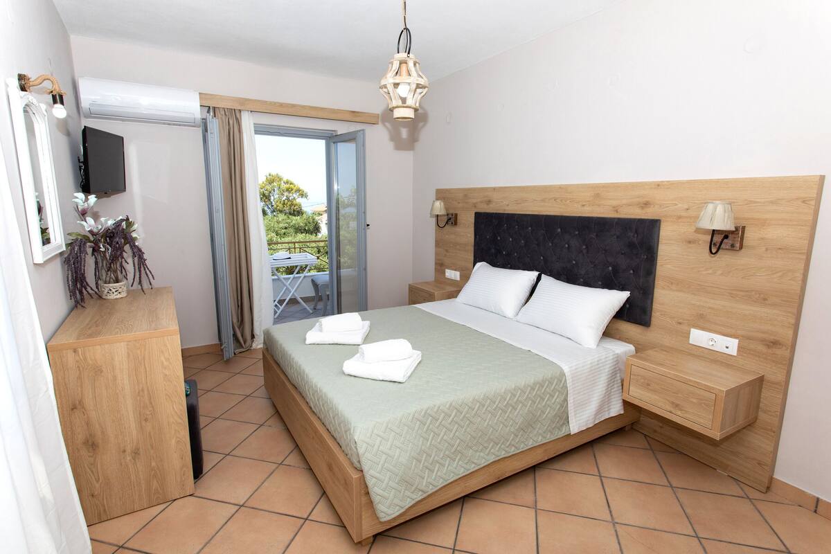 Standard-Doppelzimmer, Meerblick | Bettwäsche aus ägyptischer Baumwolle, hochwertige Bettwaren, Minibar