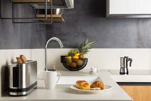 Kühlschrank, Mikrowelle, Herdplatte, Geschirrspüler