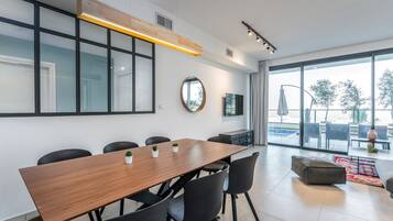 Family Apartment | In-room dining