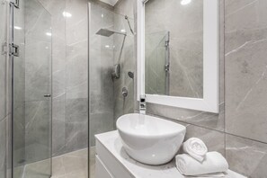Bathroom - luxury garden apartment heated pool (Tiberias)