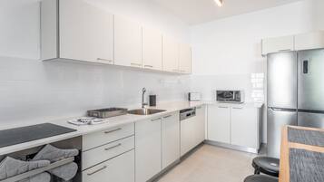 Familienapartment | Eigene Küche | Kühlschrank, Mikrowelle, Herdplatte, Geschirrspüler