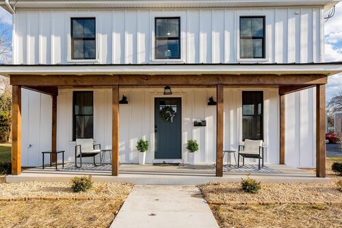 Farmhouse Loft:  Walking distance to North River, Dining and Shopping, Convenient to Bwater College