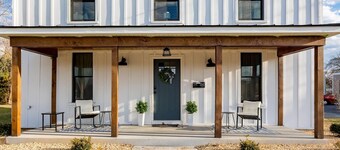 Warm & Inviting Farmhouse Loft | Walk to River, Dining, Shopping & Bridgewater College