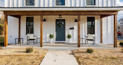 Farmhouse Loft: Walking distance to North River, Dining and Shopping, Convenient to Bwater College