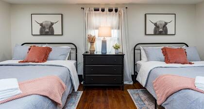 Farmhouse Loft: Walking distance to North River, Dining and Shopping, Convenient to Bwater College