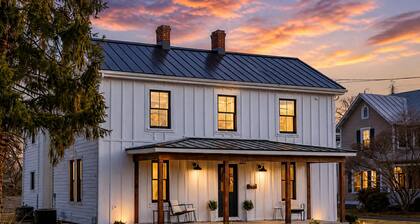 Warm & Inviting Farmhouse Loft | Walk to River, Dining, Shopping & Bridgewater College