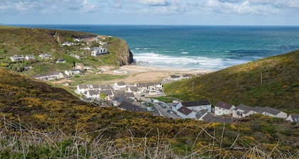 Porthtowan Lodge eco-home, short walk to beach and coastal path.