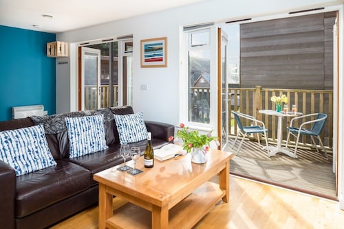 Porthtowan Lodge eco-home, short walk to beach and coastal path.