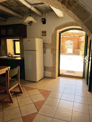 Fridge, microwave, oven, coffee/tea maker