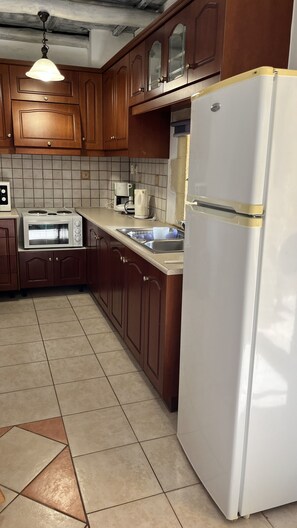 Fridge, microwave, oven, coffee/tea maker