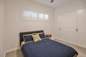 4 bedrooms, free WiFi, bed sheets - Luxury Accommodation (Mildura)