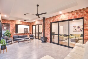 Smart TV, books - Luxury Accommodation (Mildura)