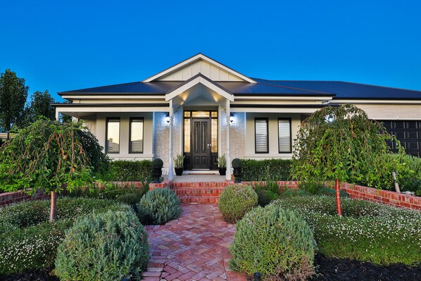Exterior - Luxury Accommodation (Mildura)