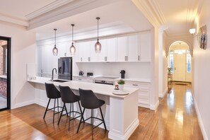 Fridge, microwave, oven, stovetop - Luxury Accommodation (Mildura)