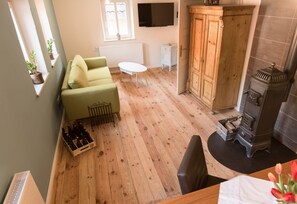 Smart-TV, Kamin, Bücher, Stereoanlage