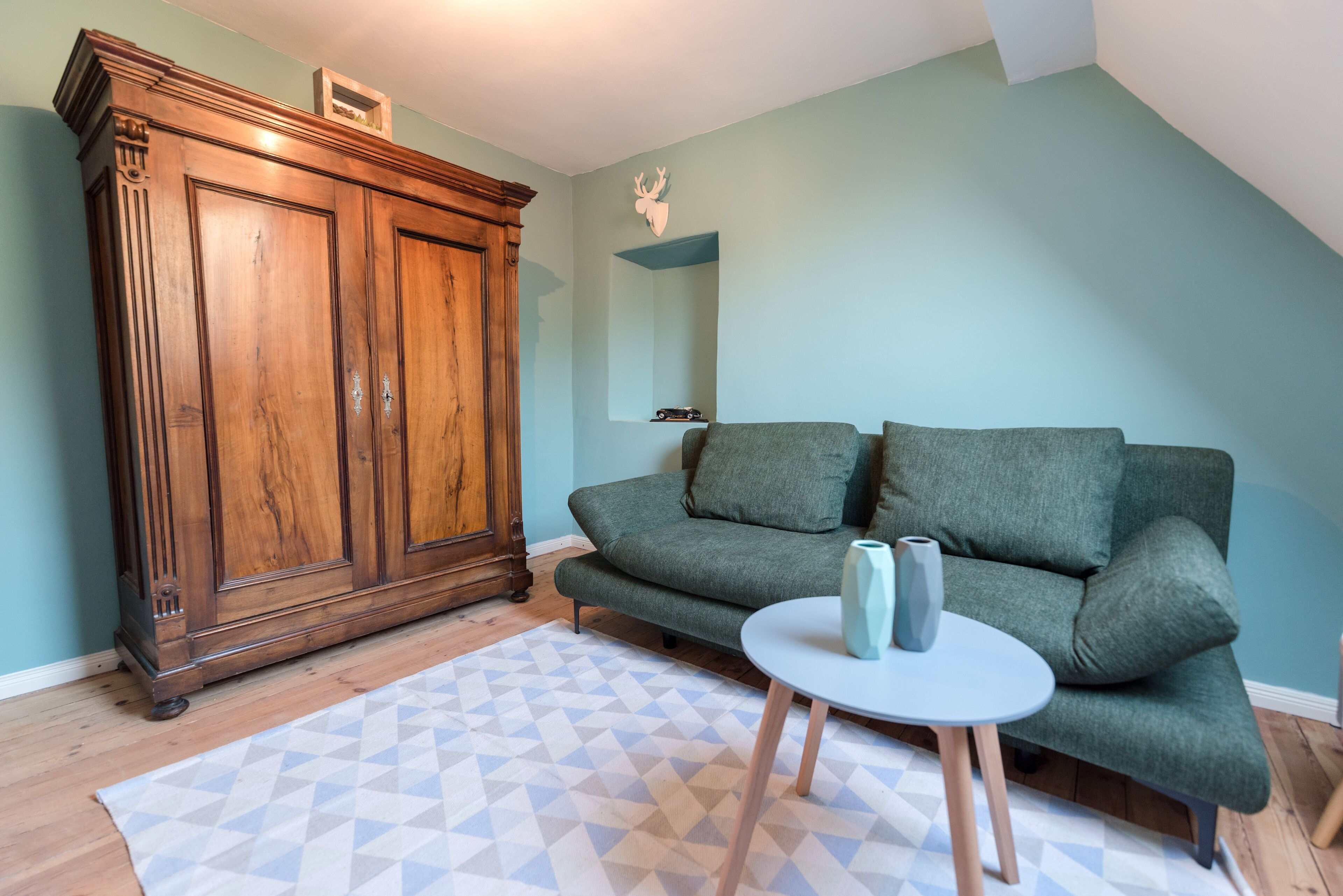 Smart-TV, Kamin, Bücher, Stereoanlage