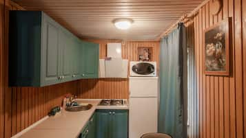 Refrigerador, microondas, parrilla de estufa y cafetera y tetera