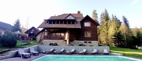 Een verwarmd zwembad