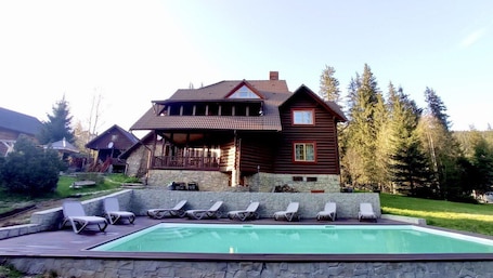 A heated pool. Maietok Lis i Gory Cottage