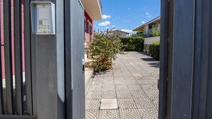 A paved courtyard with potted plants and a building entrance. - Villa Tonnara 50m dal mare (Avola)