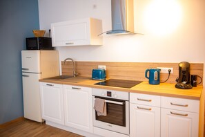 Microondas, horno, placa de cocina