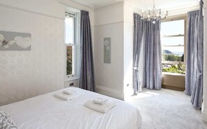 8 bedrooms, iron/ironing board, travel cot, free WiFi - Torbay Rise. Seaside Villa with outstanding family facilities (Torquay)