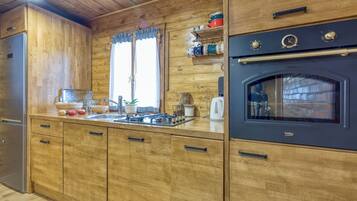 Nhà dành cho gia đình, nhiều phòng ngủ, cạnh núi (Eco House Lina With Hot Tub and Sauna) | Bếp riêng | Tủ lạnh, lò nướng, bếp nấu, máy rửa bát