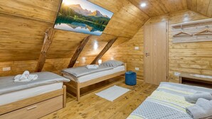 ファミリー ハウス 3 ベッドルーム 暖炉 マウンテンサイド (Eco House Lina With Hot Tub and Sauna)