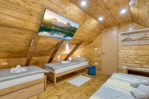 Familienhaus, Mehrere Schlafzimmer, Bergseite (Eco House Lina With Hot Tub and Sauna) | 3 Schlafzimmer, laptopgeeigneter Arbeitsplatz, Bügeleisen/Bügelbrett