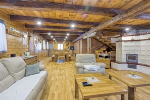Casa familiare, camere multiple, lato montagna (Eco House Lina With Hot Tub and Sauna) | Area soggiorno | TV 21 pollici con canali digitali, caminetto, console per videogiochi