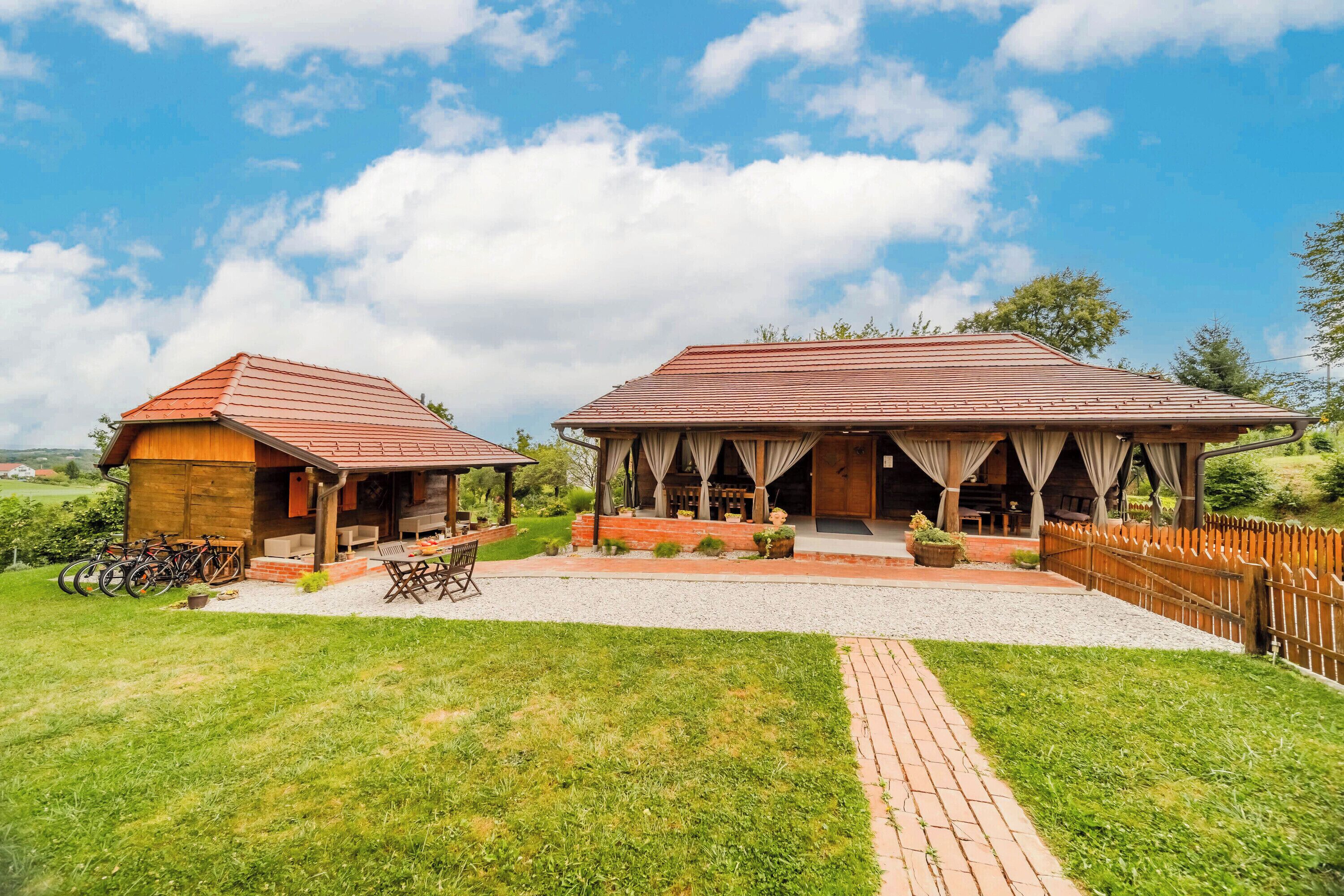 Nhà dành cho gia đình, nhiều phòng ngủ, cạnh núi (Eco House Lina With Hot Tub and Sauna) | Ngoại thất