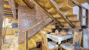 Family House, Multiple Bedrooms, Mountainside (Eco House Lina With Hot Tub and Sauna) | Tempat makan